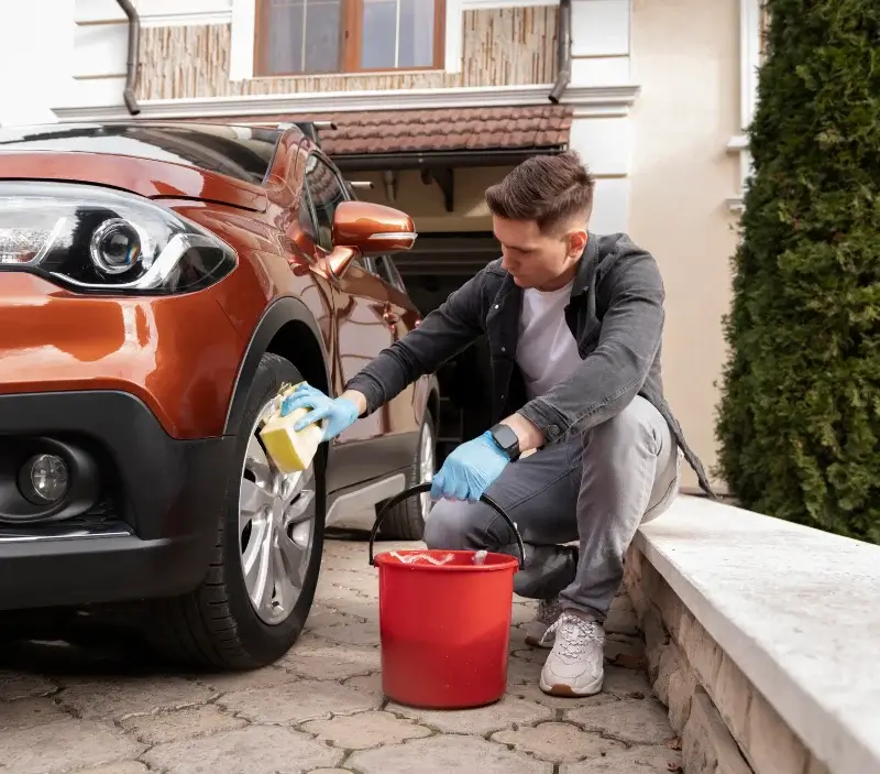 Lavage auto à domicile Bouin : professionnel intervenant sur un véhicule